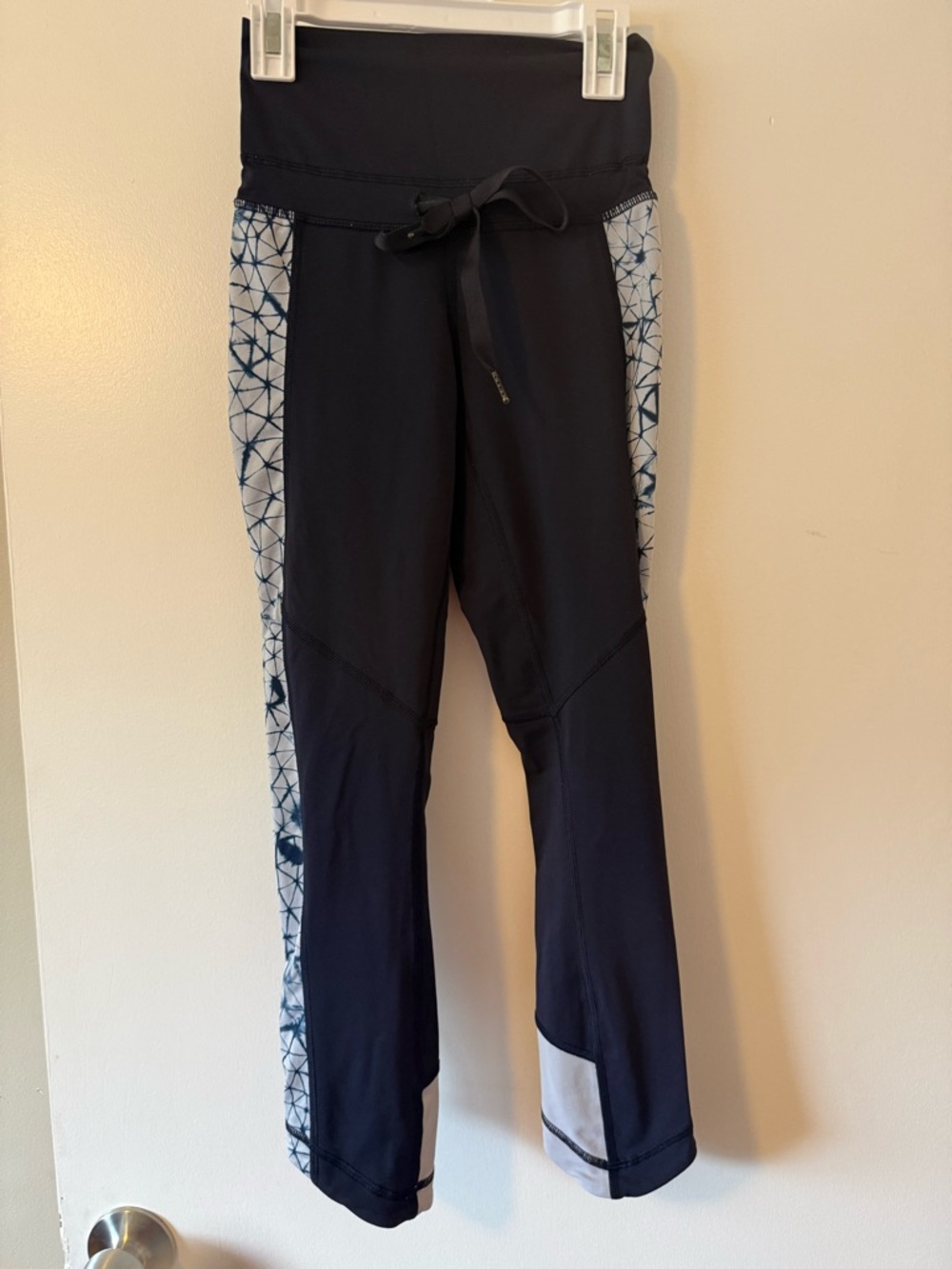lululemon athletica navy cropped leggings with geometric side panels - size 0